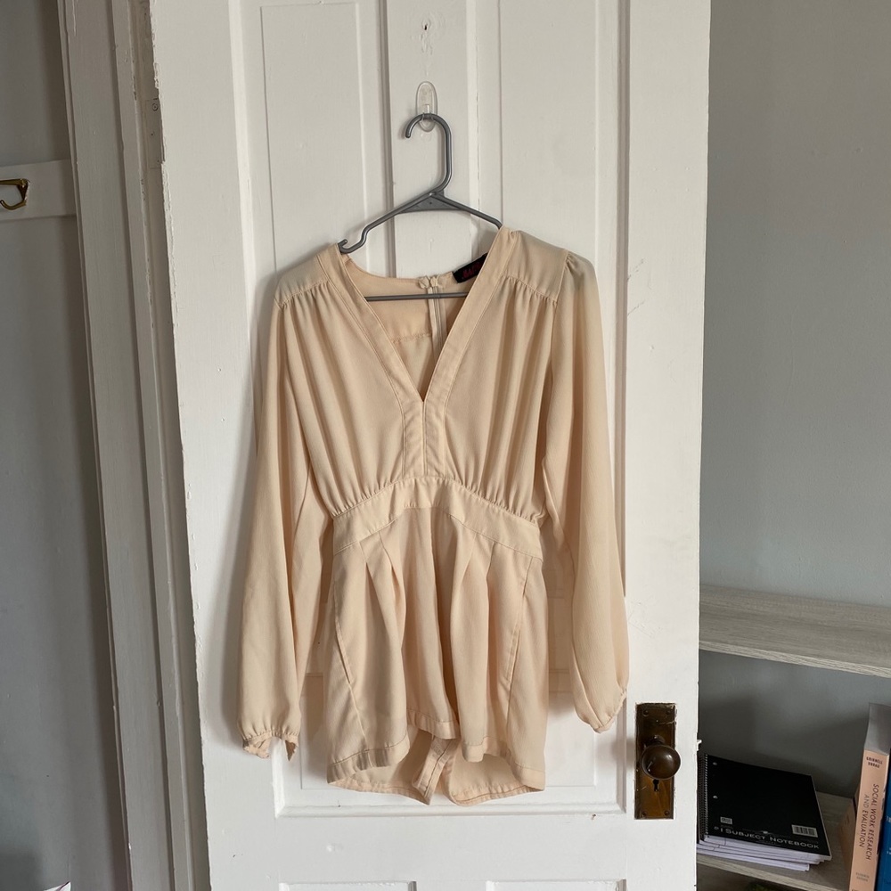 Adorable romper with POCKETS!!